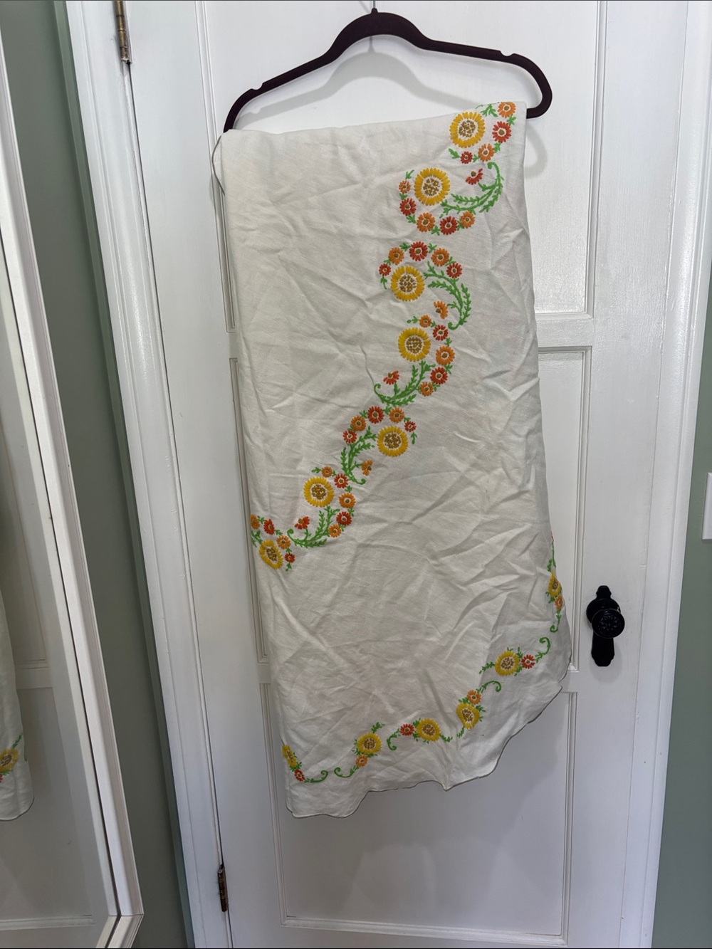 Vintage floral embroidery oval tablecloth